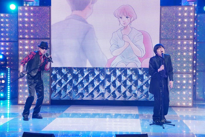 新曲「秋桜(秋桜)」を熱唱するバカリズム「ゴッドタン 芸人マジ歌選手権」(C)テレビ東京