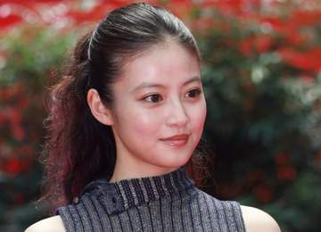 今田美桜 ノースリ純白ドレス姿に反響続々「オーラで輝いとる…」「白鳥みたいで可愛い」