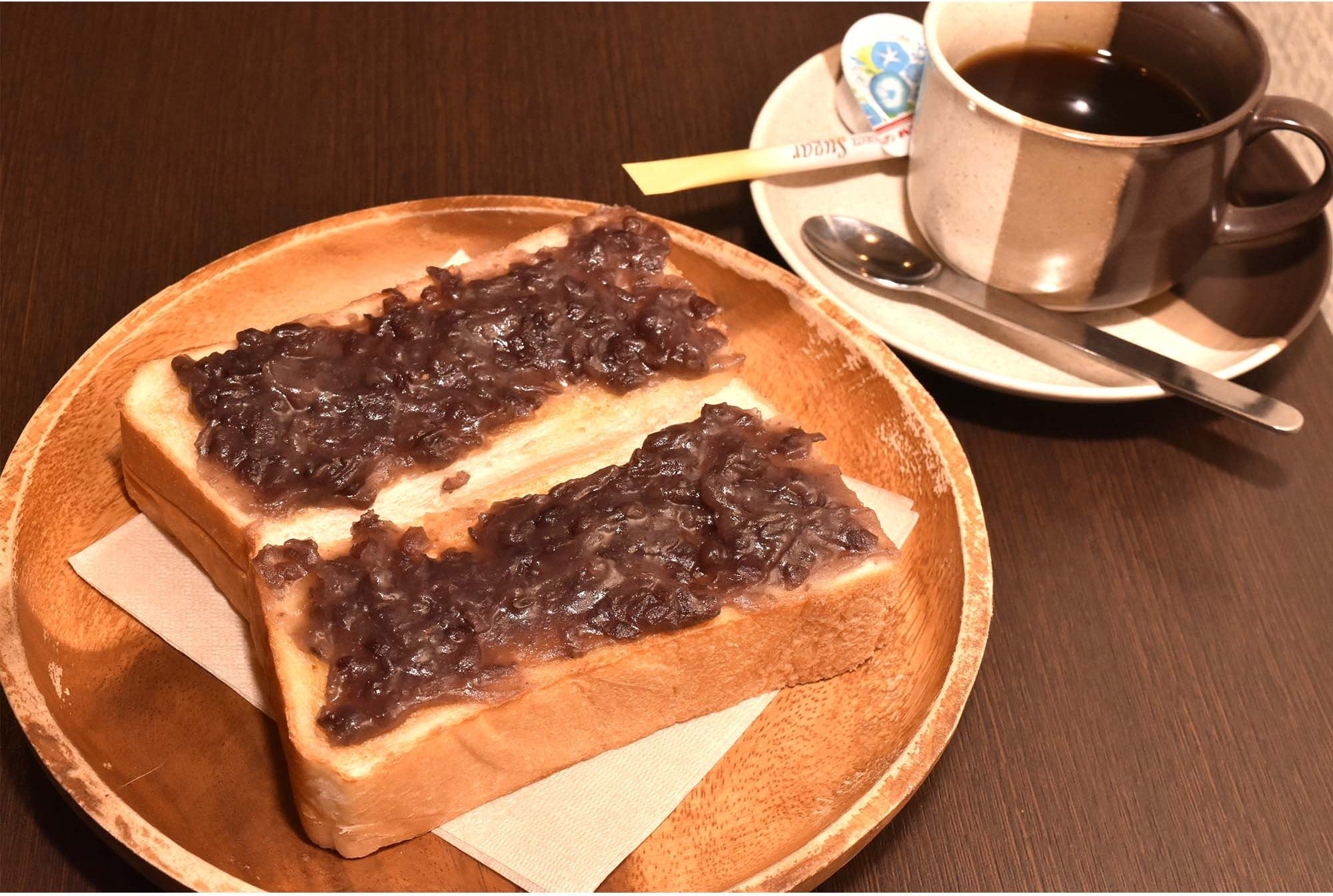 「カフェさんぱうろ」のあんトースト。あんこをたっぷりトッピングした名古屋の喫茶店の定番メニューは観光客にも人気 ※画像：筆者撮影