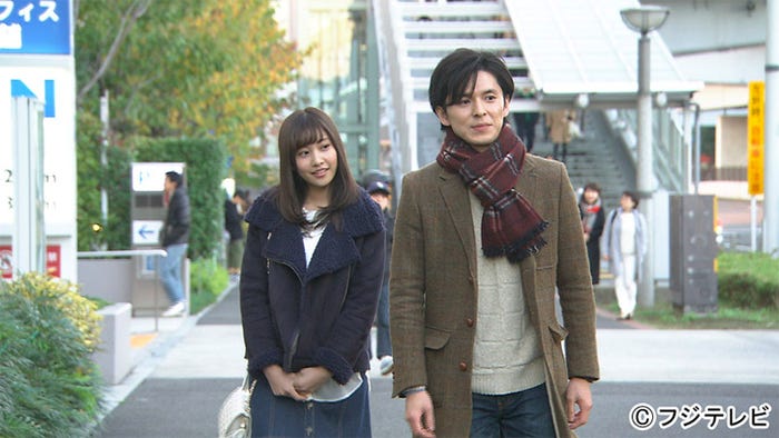 佐野ひなこ(左)/フジテレビ系バラエティ番組『イケてる男と聞きたい女』より(画像提供:フジテレビ)