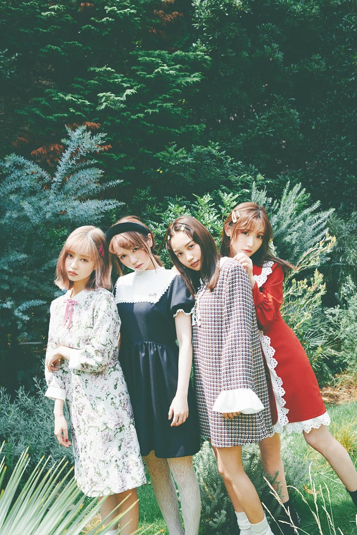 (左から)中村里砂、黒瀧まりあ、黒木ひかり、菅野結以/「LARME 042」(9月17日発売)より(C)徳間書店