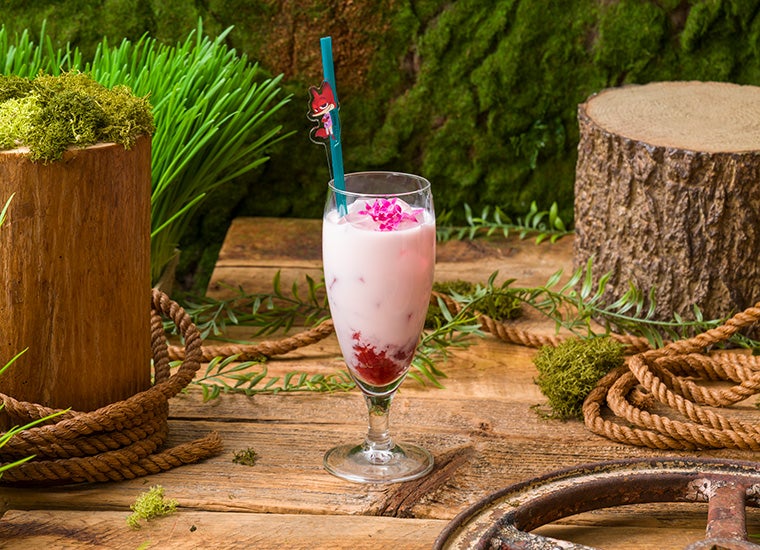 ＜ニック＞ストロベリーラテ　税込990円（C）Disney