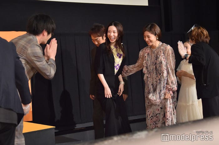 フォトセッションはステージ上ではなくステージ下だったにも関わらず誘導してしまったためキャスト陣に謝る田中圭(C)モデルプレス