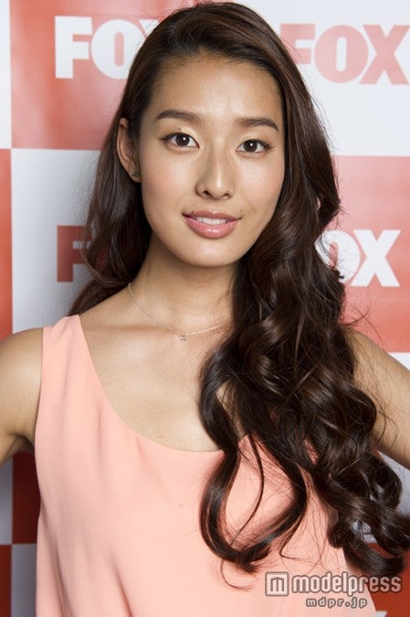 すみれ、ミニワンピで美脚披露　夢を語る