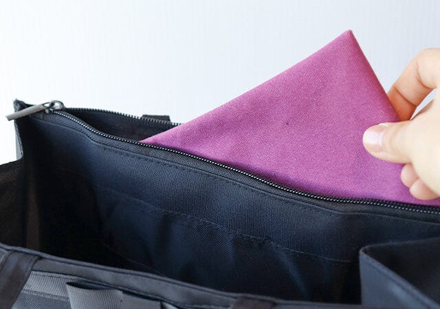 MATURIAの大人の上品マナーバッグのファスナー付きポケット