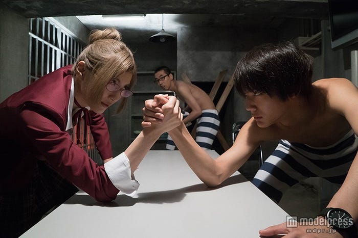 腕相撲バトル勃発!(C)2015平本アキラ・講談社/「監獄学園」製作委員会・MBS