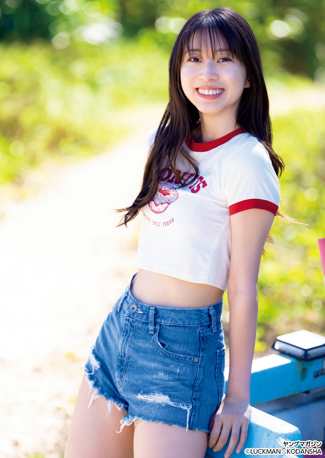 モー娘。牧野真莉愛、美ウエスト＆美脚披露「ヤンマガ」20回目表紙で抜群プロポーション見せる