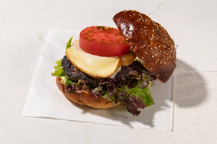 白馬豚と信州牛のスモークチーズバーガー／画像提供：白馬観光開発