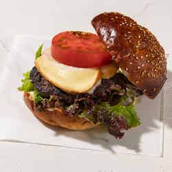 白馬豚と信州牛のスモークチーズバーガー/画像提供:白馬観光開発