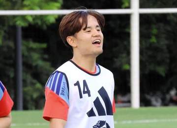 久保建英 25歳誕生日でチームメートが祝福 合宿地の食事会場には日の丸の小旗 笑顔のレアショット 中村敬斗は謎コメント？