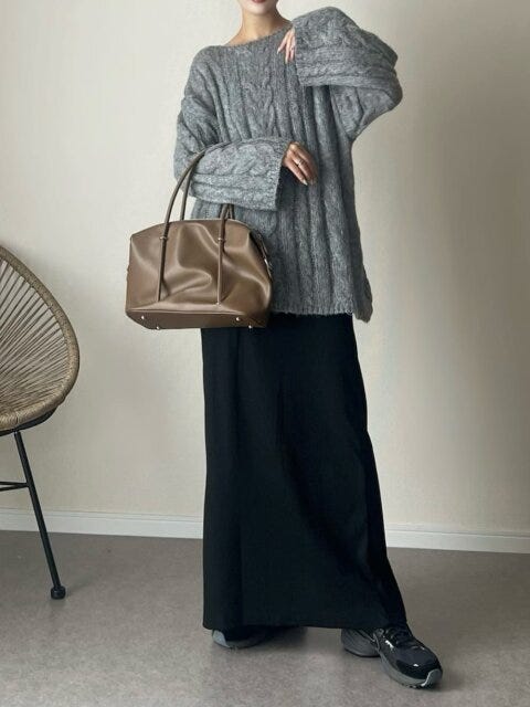 ケーブルニットコーデ 2025大人女性おすすめ冬黒スカートケーブルニットコーデ