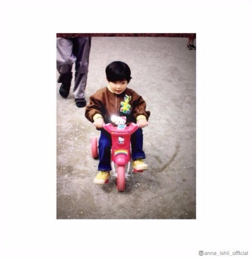 E-girls石井杏奈、ベリーショートの幼少期写真公開 「すでに超かわいい」「新鮮」と反響