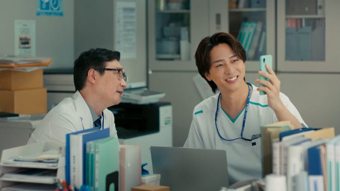 (右)寺西拓人「ジョブメドレーで会いましょう。マイペース転職」篇(提供写真)