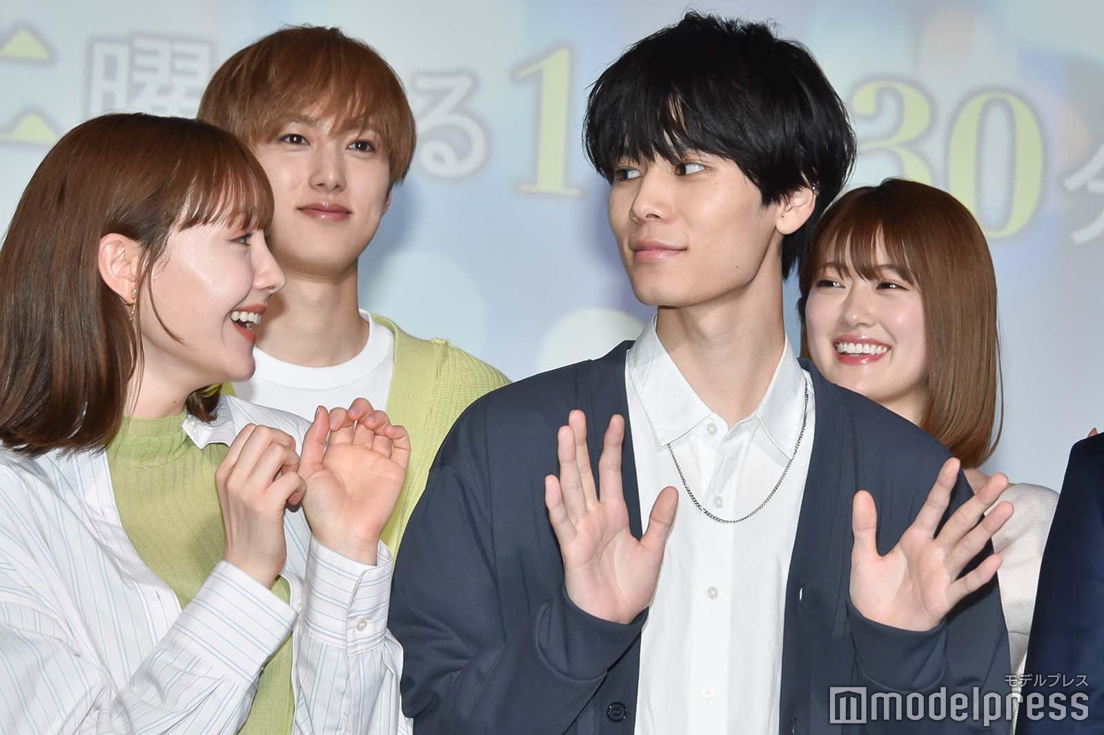 ポーズを相談するトリンドル玲奈、萩原利久（C）モデルプレス