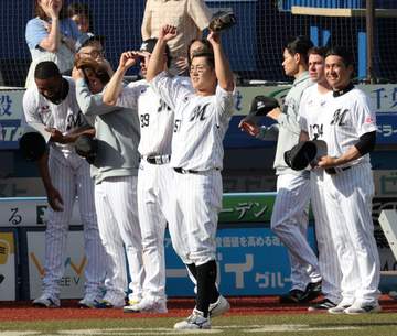 ロッテが連敗ストップ 4番山口が勝ち越し2点二塁打 前回1回8失点の先発ロングは好投