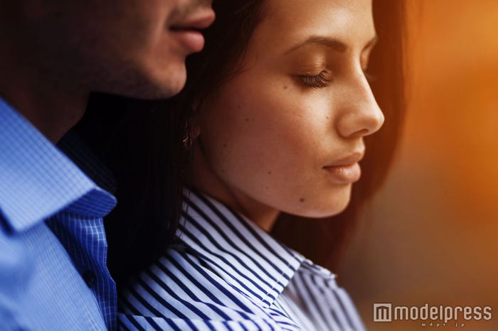 アンニュイな女性との恋愛に憧れる男性も多数(photo-by-teksomolika/Fotolia)