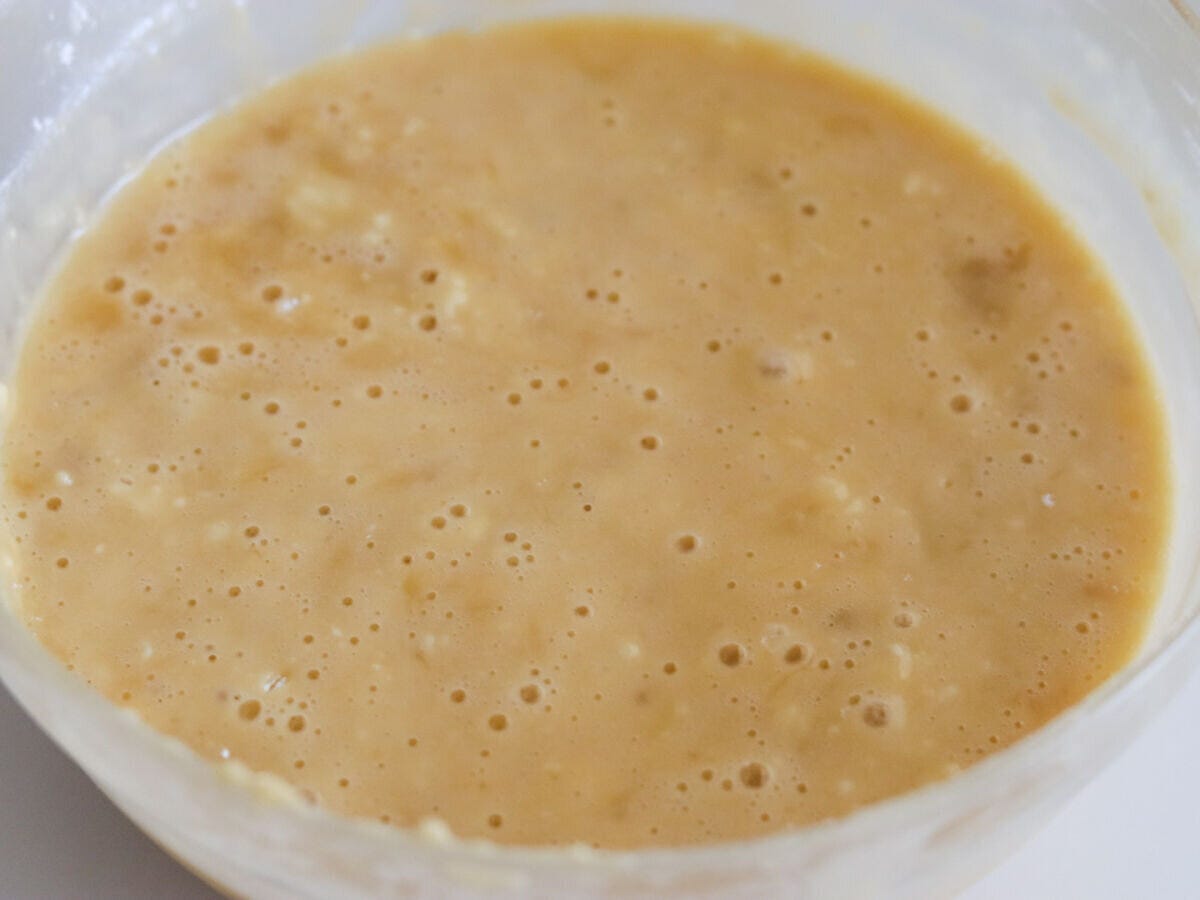 粉類を加えゴムベラで混ぜ合わせたケーキ生地