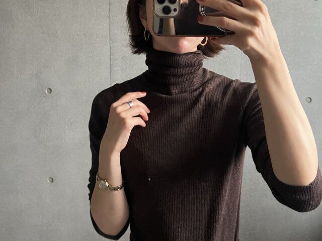 ユニクロのエクストラファインメリノリブタートルネックセーターの襟元を折らずにくしゅくしゅっと着こなしたところ