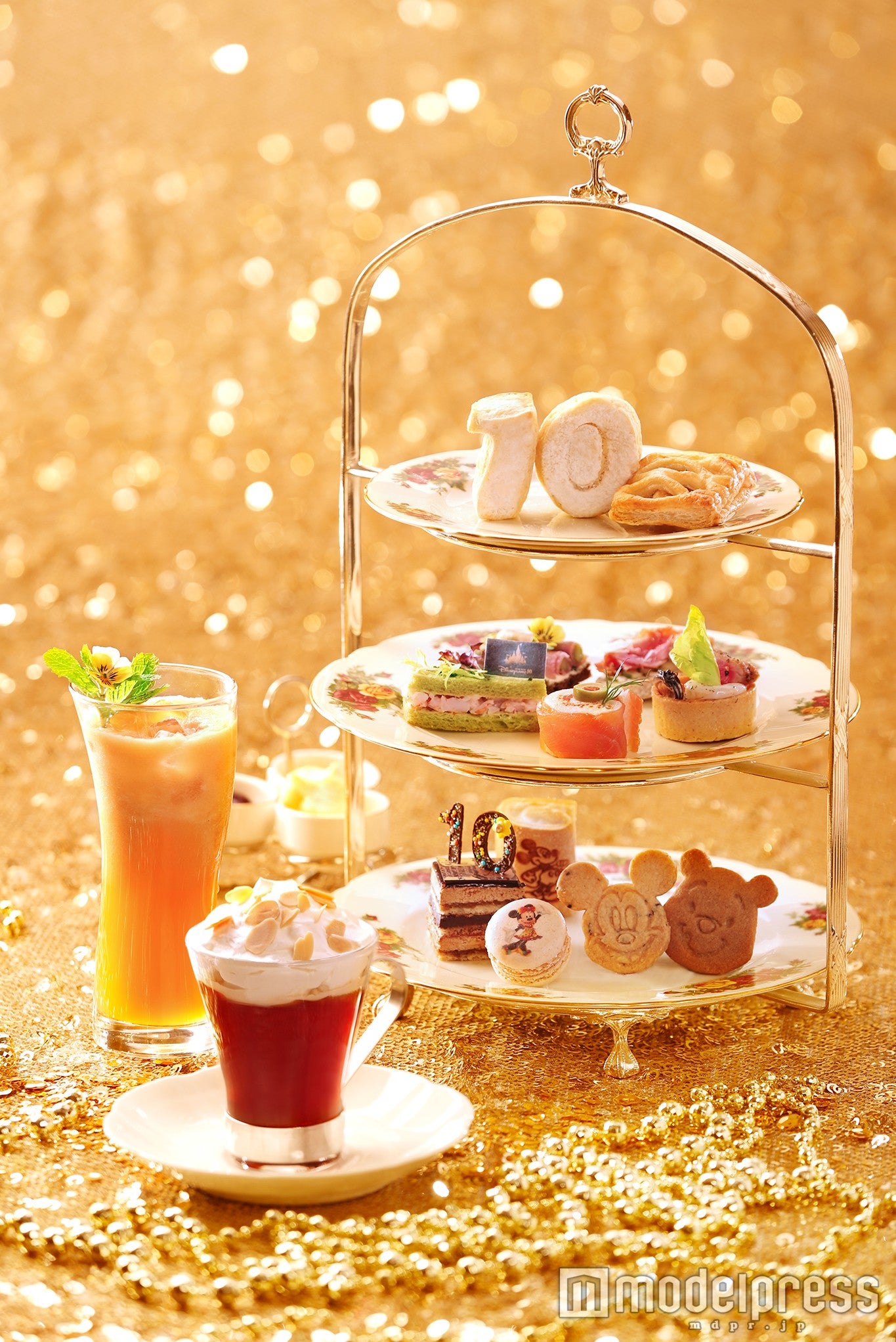 「ウォルト・カフェ」の10thアニバーサリーアフタヌーンティーセット／画像提供：香港ディズニーランド・リゾート