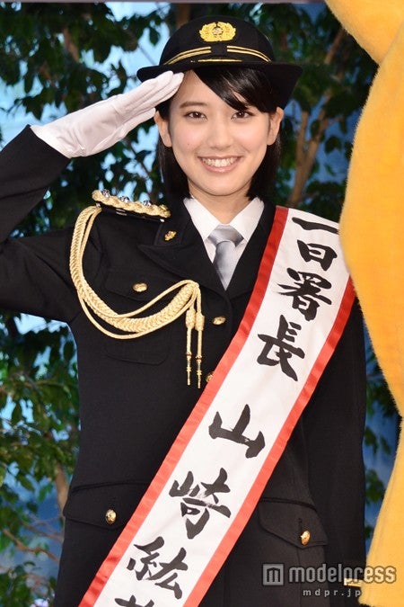 長澤まさみの妹分・山崎紘菜、キュートな警察姿で美脚披露