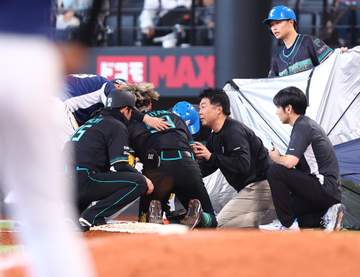球場騒然のアクシデント 日本ハム・水谷に送球が直撃 倒れこむ 満塁で強烈な一塁へのゴロ 一塁手のホームへの送球が腕と顔面に・・・その後、交代せず守備に付く