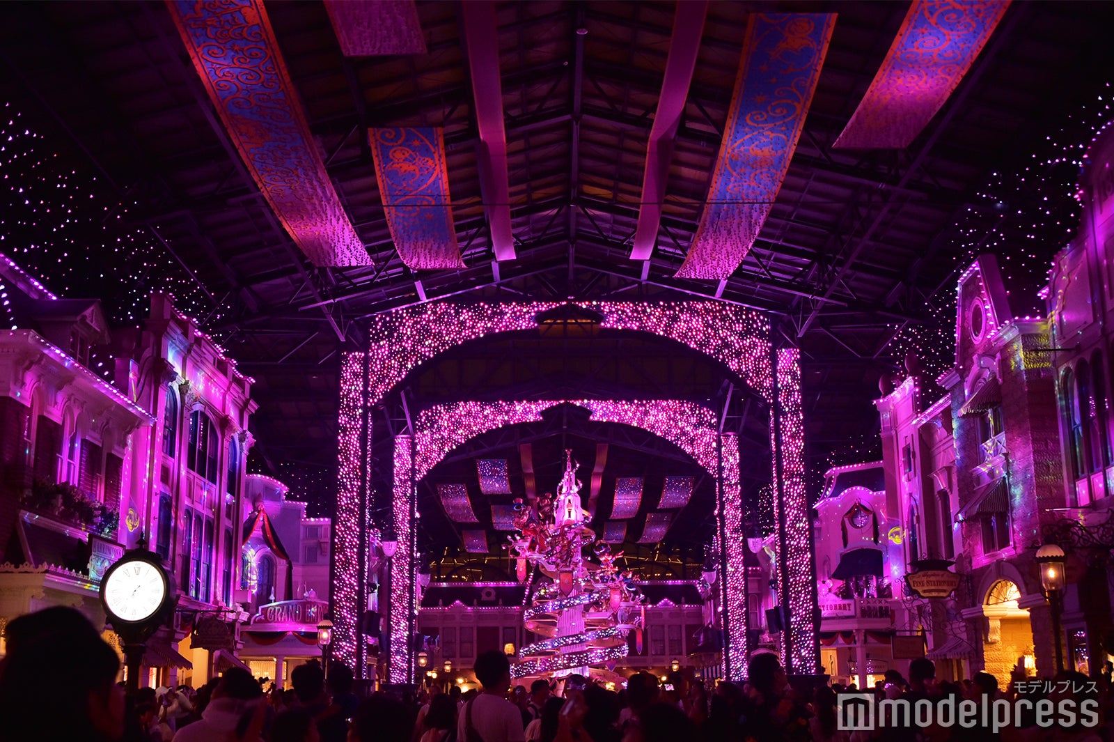 「セレブレーションストリート」ハロウィーンバージョン（C）モデルプレス（C）Disney