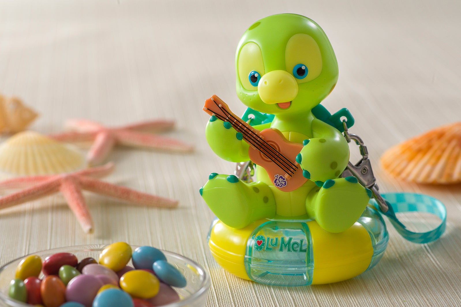 カラフルチョコレート、ミニスナックケース付き¥950（C）Disney