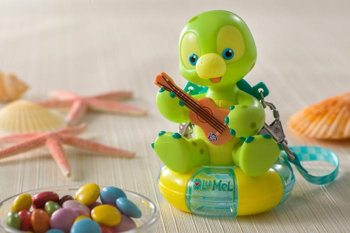 カラフルチョコレート、ミニスナックケース付き¥950(C)Disney