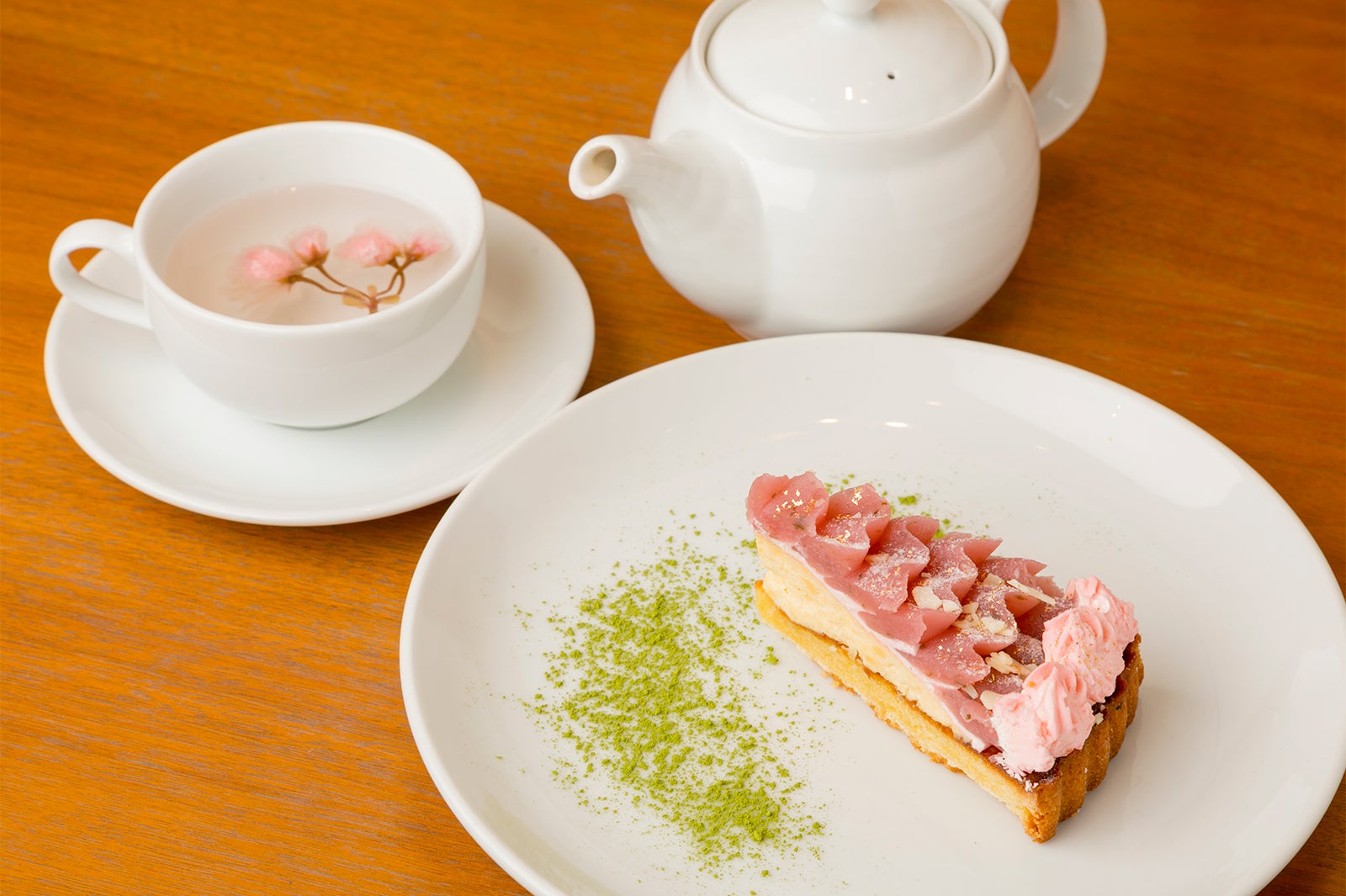 「秒速5センチメートル」桜の花びら舞うタルトとお茶のセット1,560円／画像提供：阪急阪神百貨店