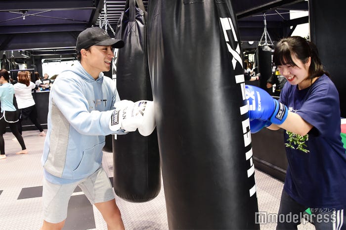 白濱亜嵐(左) (C)モデルプレス