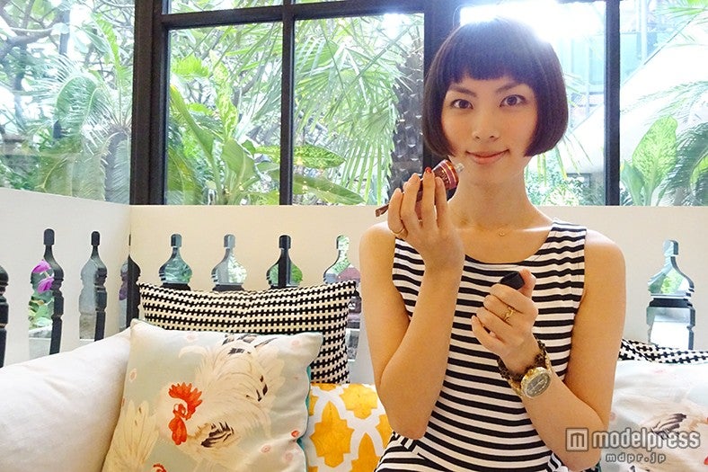 肌が潤うだけでなく、香りで気持ちも癒やされる／モデル：伊澤恵美子