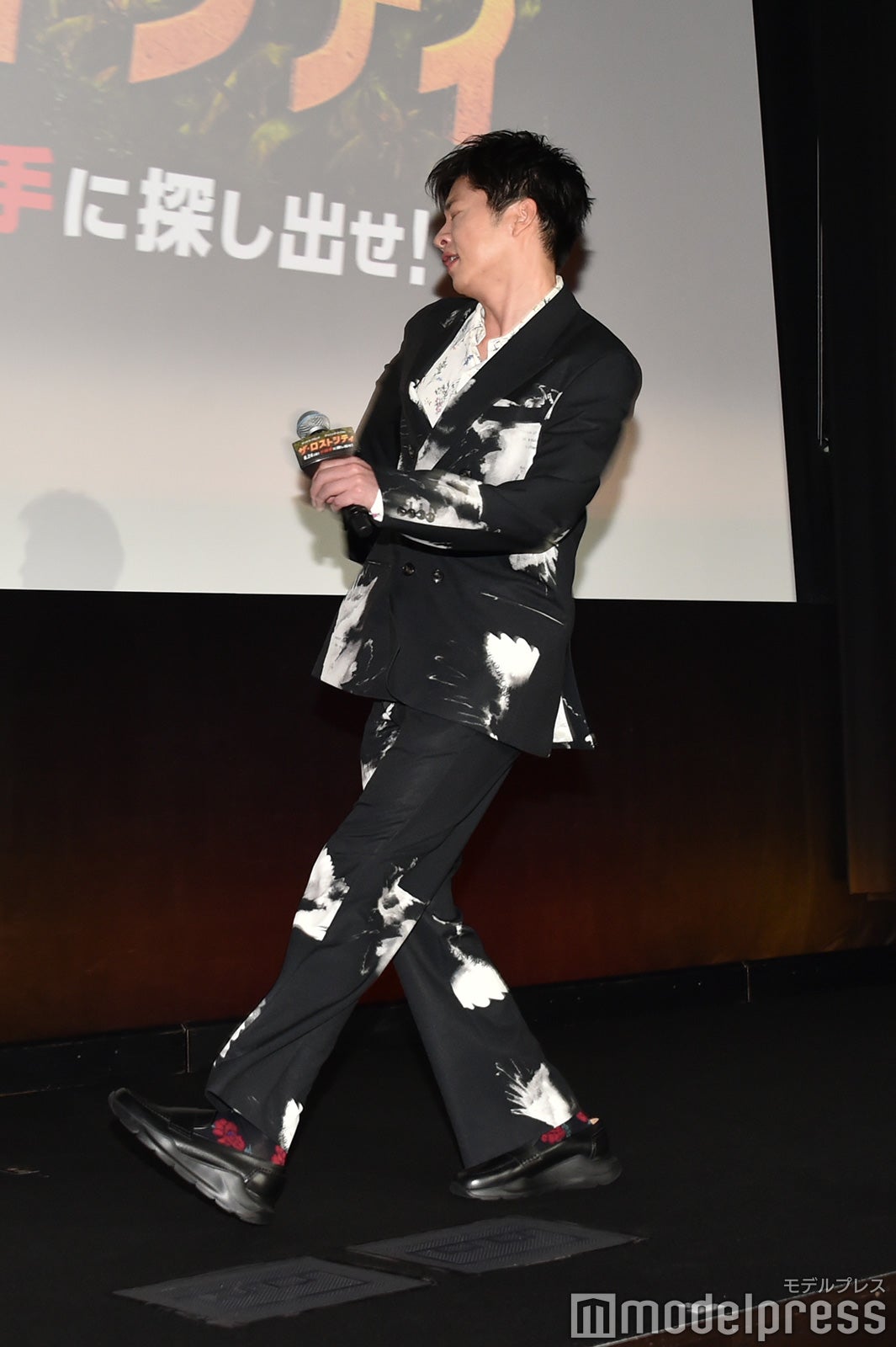 突然一回転する田中圭（C）モデルプレス