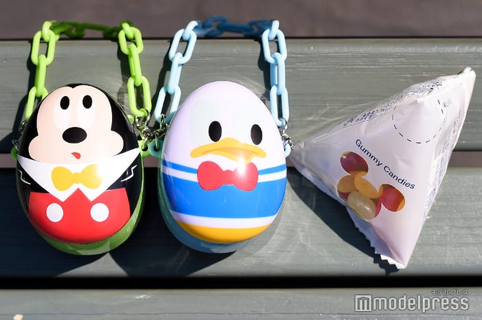 グミキャンディーまたはカラフルチョコレート、ミニスナックケース付き各¥800(C)モデルプレス(C)Disney