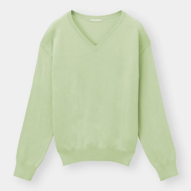 ミントグリーンのVネックニット