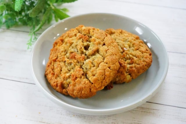 お皿に2枚重ねられたバラエティークッキーのバナナココナッツクッキー