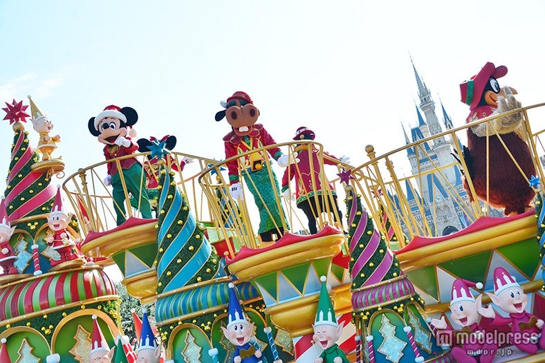 クリスマスツリーの形をしたキャロラーズステージ／ミッキー、クララベル・カウ、クララ・クラック