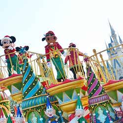 「ディズニー・サンタヴィレッジ・パレード」ツリーの形をしたパーティーステージ
