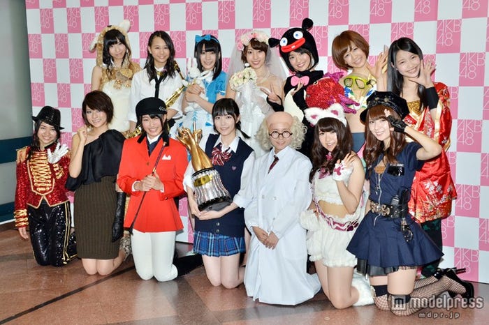 「AKB48 34thシングル選抜じゃんけん大会」の選抜16人(前列左より)田野優花、阿部マリア、上枝恵美加、松井珠理奈、大場美奈、名取稚菜、菊地あやか(後列左より)鵜野みずき、古畑奈和、佐々木優佳里、藤江れいな、北原里英、大家志津香、土保瑞希 ※平田梨奈と湯本亜美は年齢制限により欠席