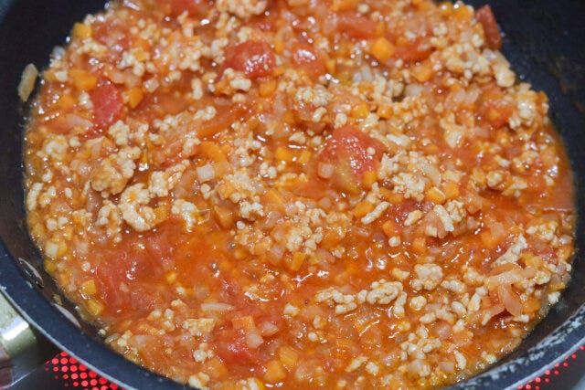 肉の色が変わったら、カットトマト缶、ケチャップ、砂糖、中濃ソース、顆粒コンソメ、塩を加えて、煮詰めながら混ぜ合わせる。 肉の色が変わったら、カットトマト缶、ケチャップ、砂糖、中濃ソース、顆粒コンソメ、塩を加えて、煮詰めながら混ぜ合わせる。