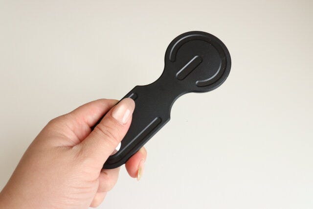 マグネット式ノートパソコン用スマートフォンホルダー　デザイン