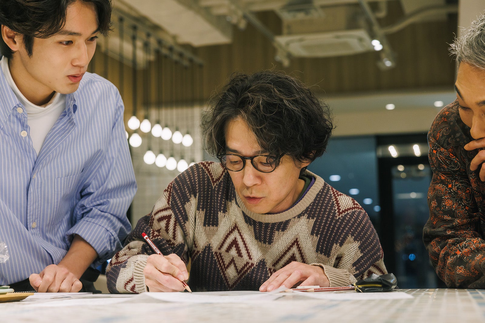 中川大輔、吉岡秀隆「コタツがない家」第9話より（C）日本テレビ