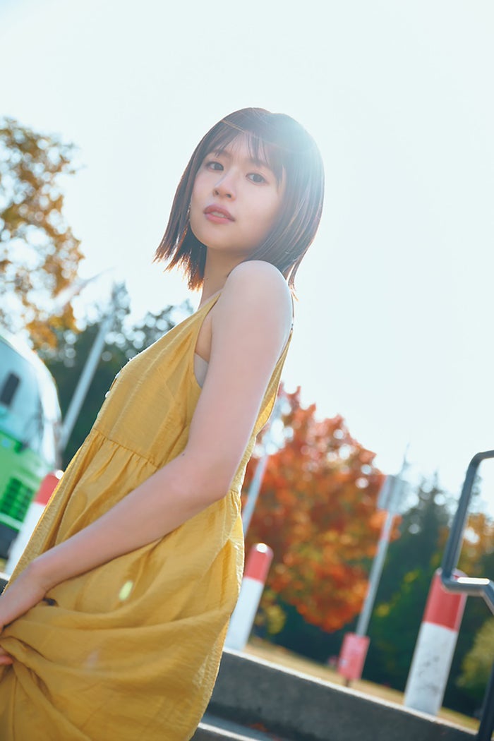 日向坂46松田好花、裏表紙の美麗カット4種解禁 本人もこだわり抜いて選定＜振り向いて＞