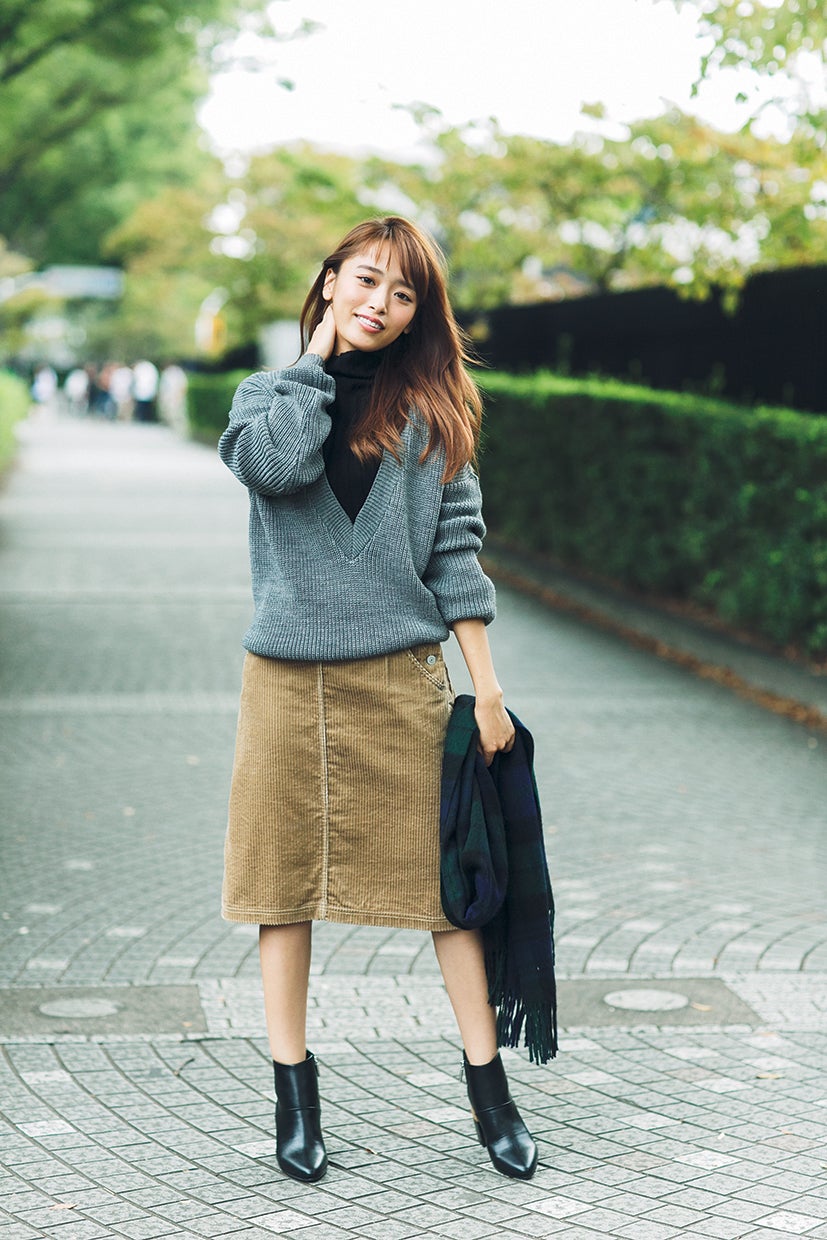 ボリュームニットの“甘コーデ”（画像提供：セブン＆アイ出版）