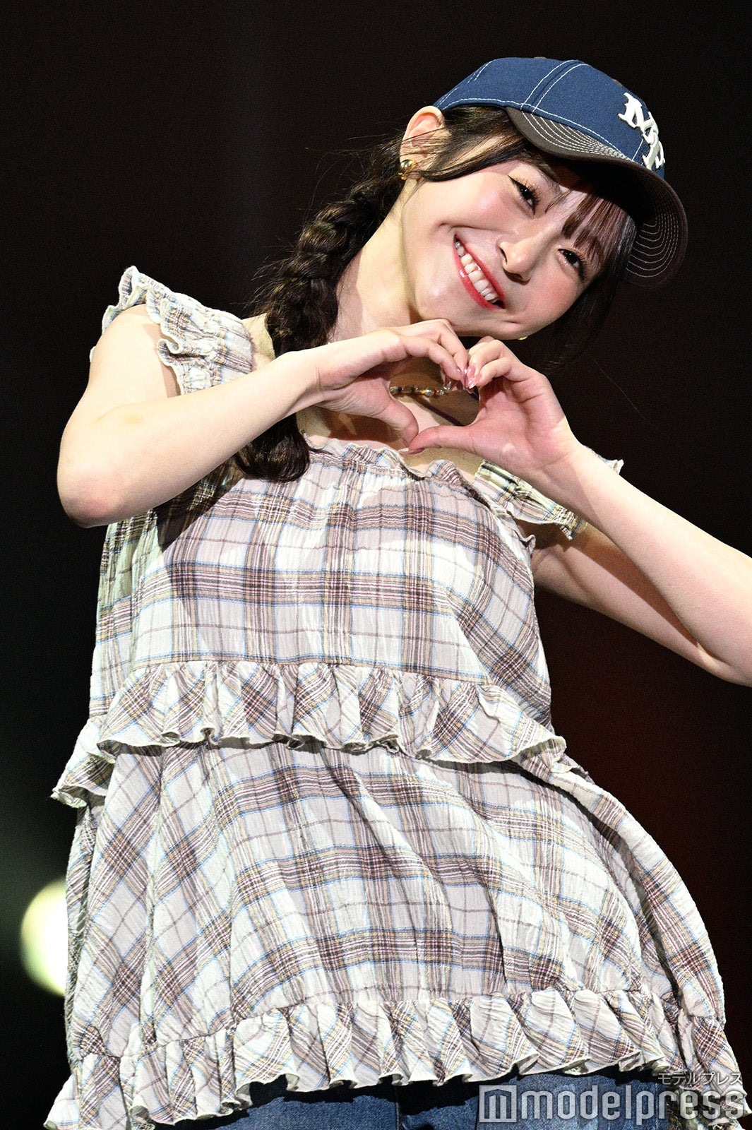 かとゆり、結婚発表後初ランウェイ ハートポーズで幸せオーラ放つ【オキコレ2025】