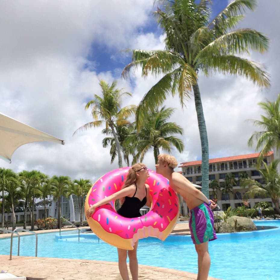 グアムでぺこのバースデーを祝った(左から)ぺこ、りゅうちぇる