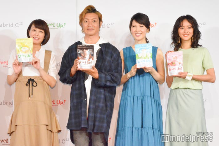 (左から)中村仁美、つるの剛士、友利新、クリス・ウェブ佳子(C)モデルプレス