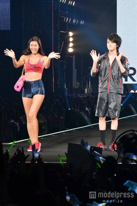 ファッションフェスタ「第19回 東京ガールズコレクション 2014 AUTUMN／WINTER」に出演した（左から）すみれと真剣佑