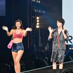 ファッションフェスタ「第19回 東京ガールズコレクション 2014 AUTUMN／WINTER」に出演した（左から）すみれと真剣佑