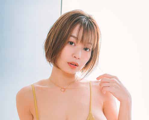 和地つかさ、豊満バストが大胆な金ビキニ姿 「GIRLS graph.002」誌面カット公開