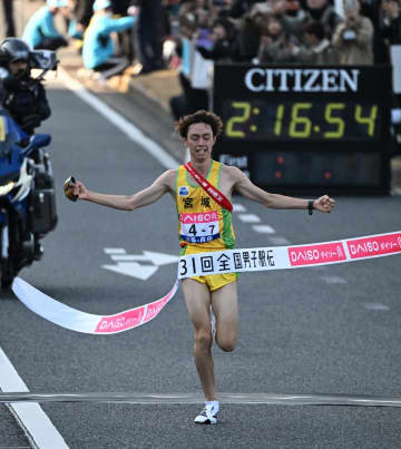 宮城が悲願初優勝！大会タイ記録で制す 1区仙台育英・鈴木大翔が圧巻区間新でロケットスタート成功 福島と一騎打ちもアンカー山平怜生が早大・山口智規を振り切る 斎監督「感無量」【都道府県男子駅伝】